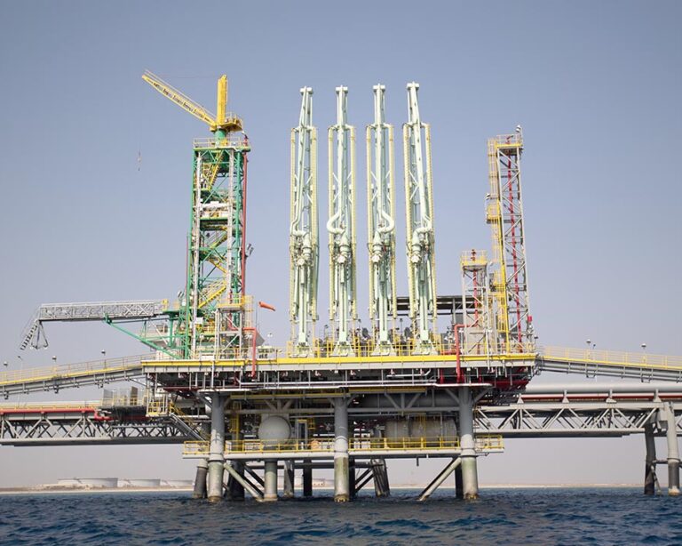 Un jetty de la terminal petrolera de Aramco en el puerto de Yanbu (Arabia Saudí)