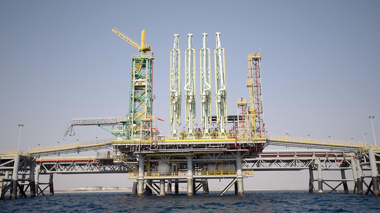 aramco-yanbu-south-oil-terminal Un jetty de la terminal petrolera de Aramco en el puerto de Yanbu (Arabia Saudí)