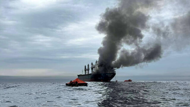El Mayuree Naree, un buque de carga general abanderado en Tailandia, fue alcanzado por un proyectil que provocó un incendio y la evacuación de la tripulación.