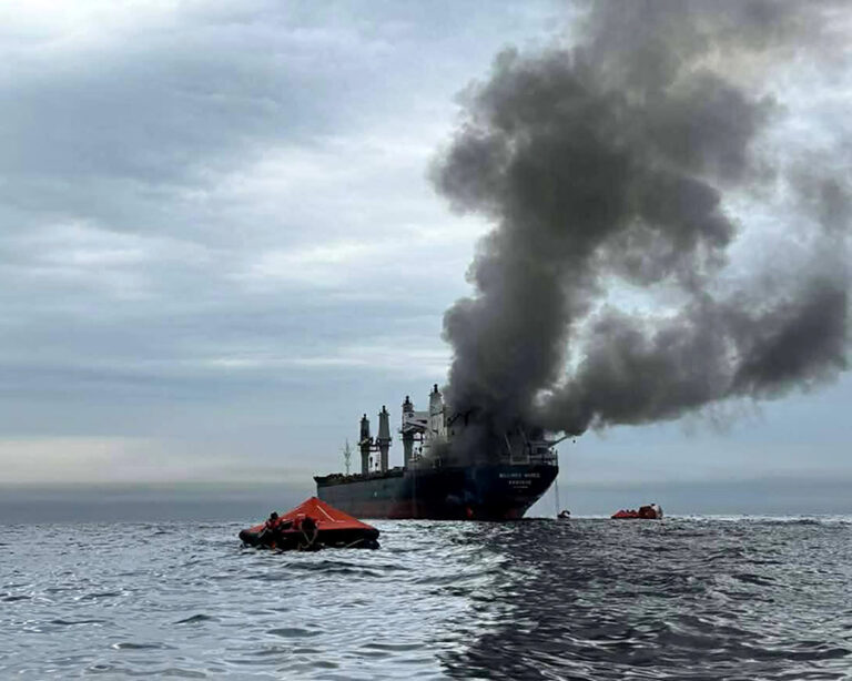 El Mayuree Naree, un buque de carga general abanderado en Tailandia, fue alcanzado por un proyectil que provocó un incendio y la evacuación de la tripulación.