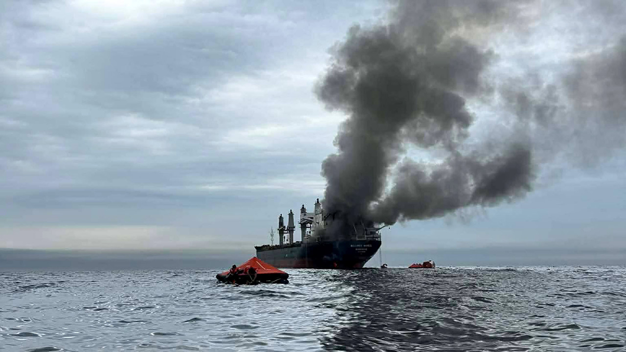 El Mayuree Naree, un buque de carga general abanderado en Tailandia, fue alcanzado por un proyectil que provocó un incendio y la evacuación de la tripulación.