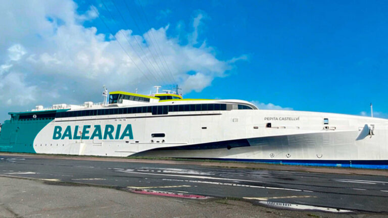 El Pepita Castellvi, trimarán recién incorporado a la flota de alta velocidad Baleària.