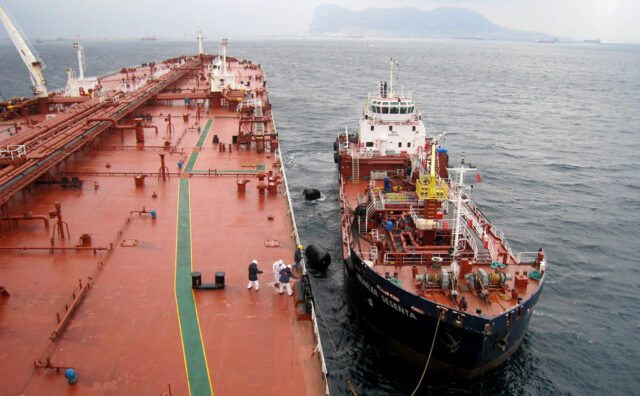 Un petrolero toma combustible en la bahía de Algeciras.