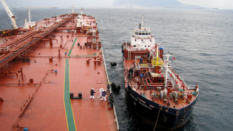 Un petrolero toma combustible en la bahía de Algeciras.