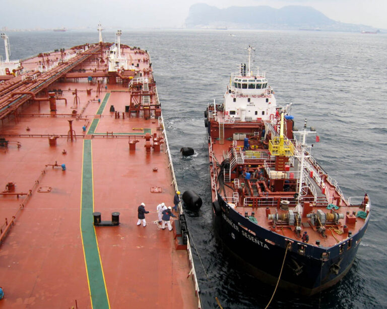 Un petrolero toma combustible en la bahía de Algeciras.