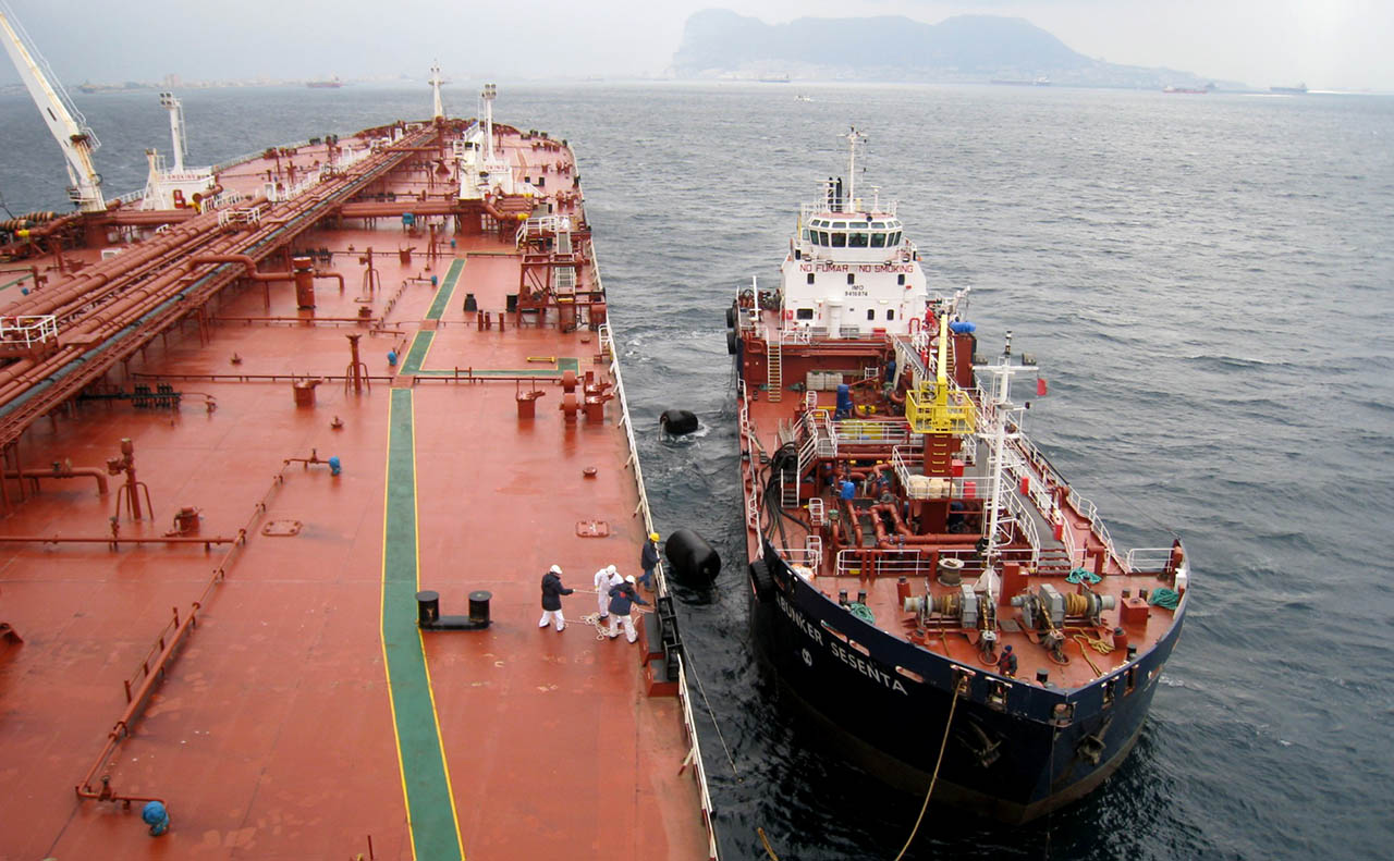 bunkering-algeciras Un petrolero toma combustible en la bahía de Algeciras.