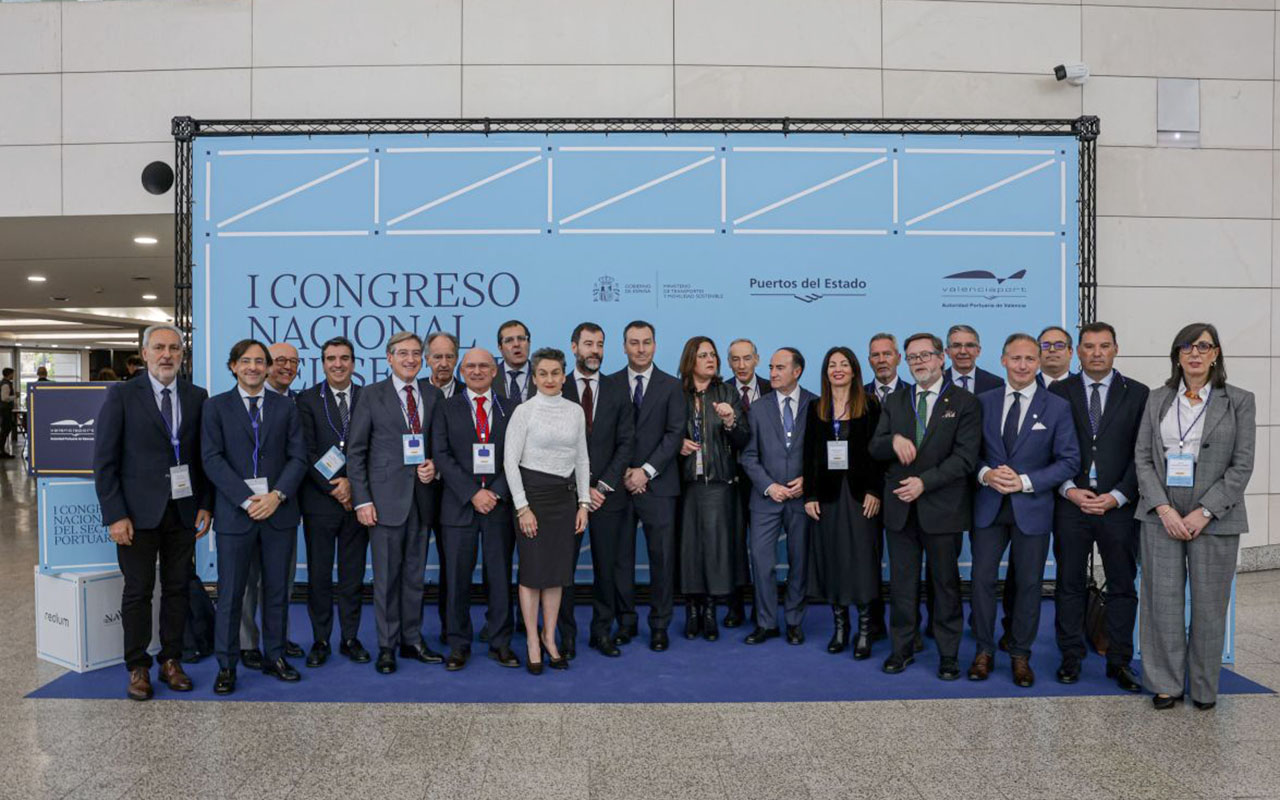 Foto de familia con algunos de los participantes en el primer Congreso del Sector Portuario, organizado Puertos del Estado.