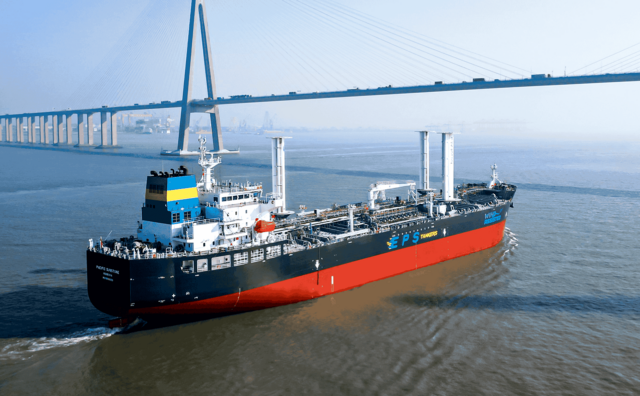 El nuevo buque de EPS, Pacific Sunstone, con las velas de succión de bound4blue ya instaladas.