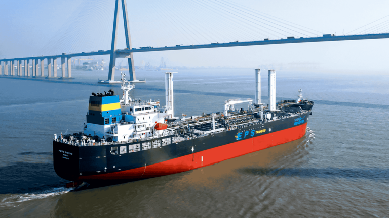 El nuevo buque de EPS, Pacific Sunstone, con las velas de succión de bound4blue ya instaladas.