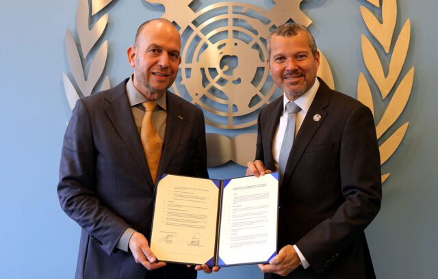 El secretario general de la OMI, Arsenio Domínguez, a la derecha, recibe a Luc Smulders para la firma del acuerdo de intercambio de datos PSC con el Memorando de Entendimiento de París.