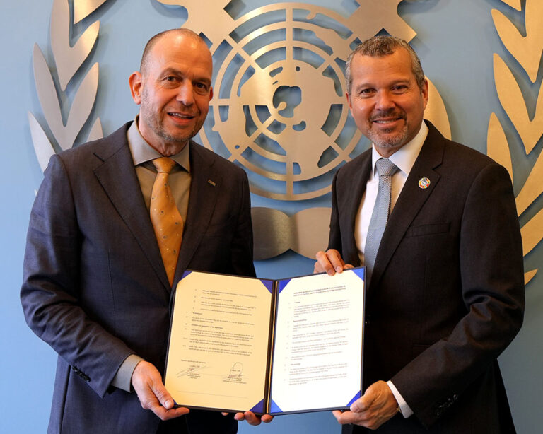 El secretario general de la OMI, Arsenio Domínguez, a la derecha, recibe a Luc Smulders para la firma del acuerdo de intercambio de datos PSC con el Memorando de Entendimiento de París.