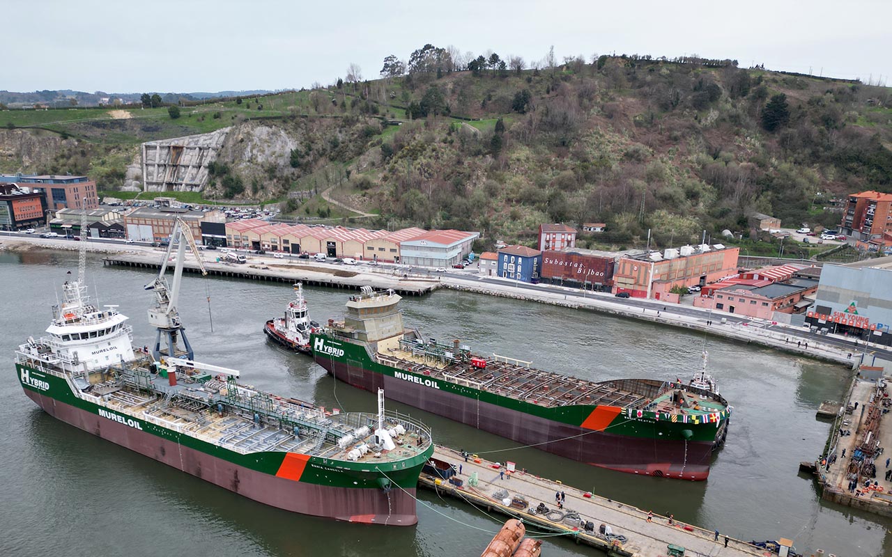 El Bahía Beatriz y su gemelo el Bahía Candela en las instalaciones de Astilleros de Murueta en Erandio, Vizcaya.