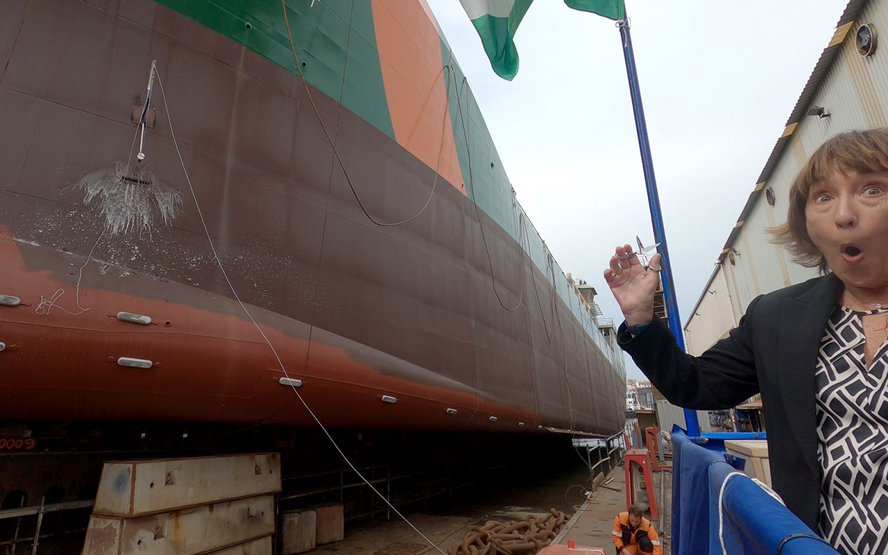 La madrina, Charo Echevarri, rompe la botella contra el casco del Bahía Beatriz.