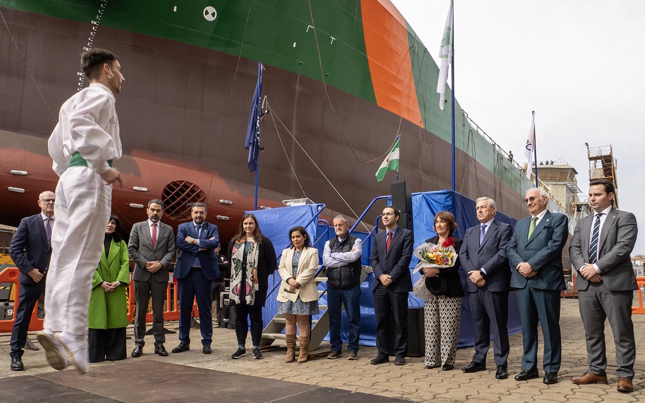 Aurrresku de honor frente a las autoridades y directivos de la naviera y el astillero.