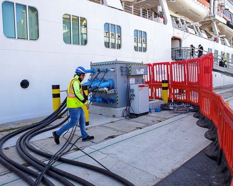 El sistema OPS recién inagurado en la terminal de cruceros del muelle Alfonso XIII en el puerto de Cádiz / AP Cádiz.