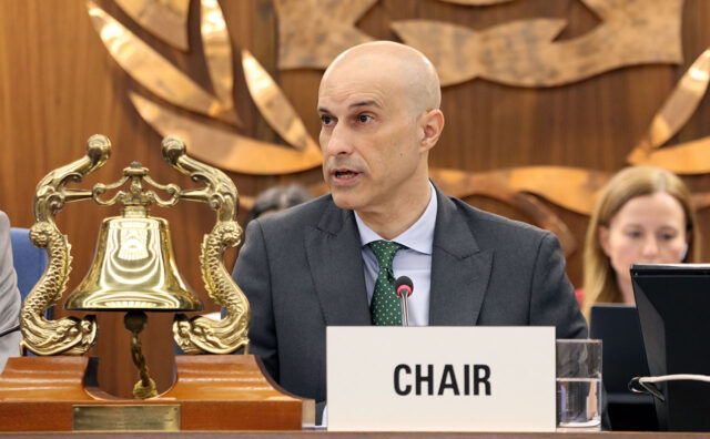 El español Víctor Jiménez, presidiendo la sesión extraordinaria del Consejo de OMI.