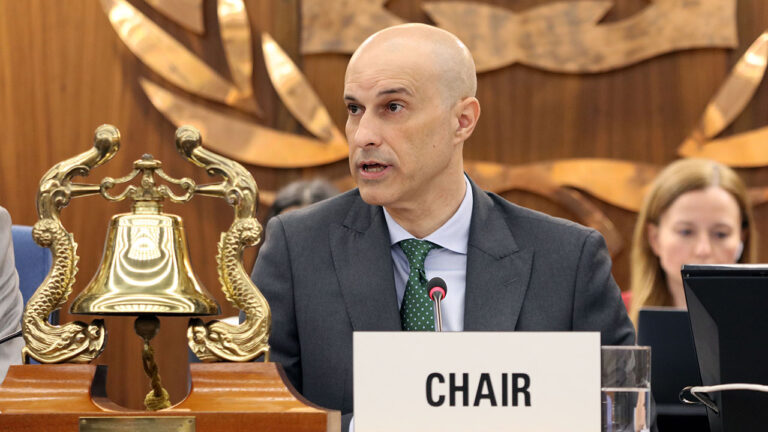 El español Víctor Jiménez, presidiendo la sesión extraordinaria del Consejo de OMI.