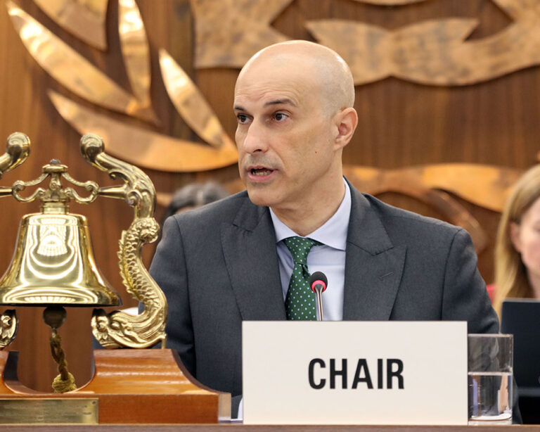El español Víctor Jiménez, presidiendo la sesión extraordinaria del Consejo de OMI.