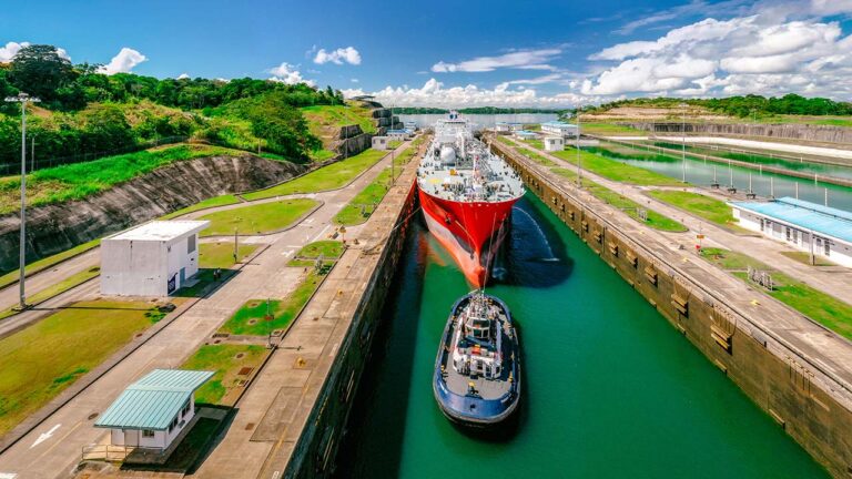 Un buque de GLP atraviesa una de las esclusas neopanamax del canal de Panamá / ACP.