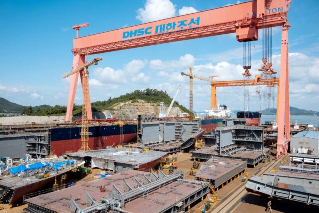 Varios buques en construcción en un astillero chino