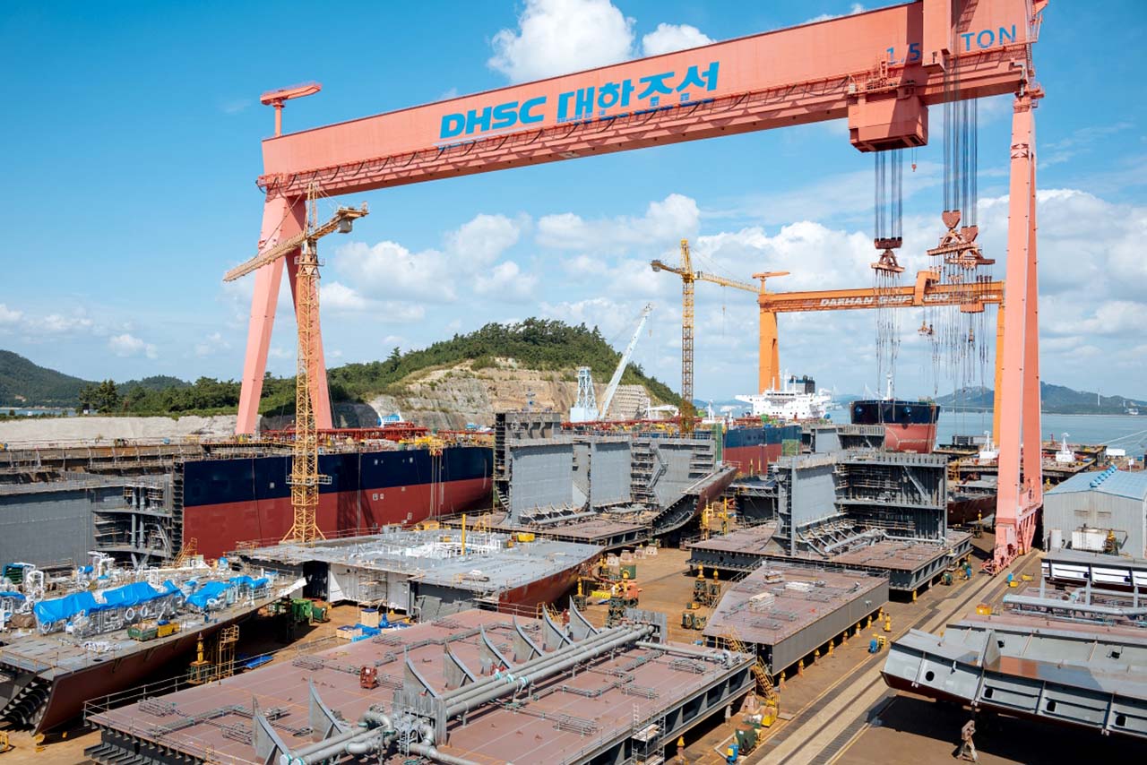 Varios buques en construcción en un astillero chino