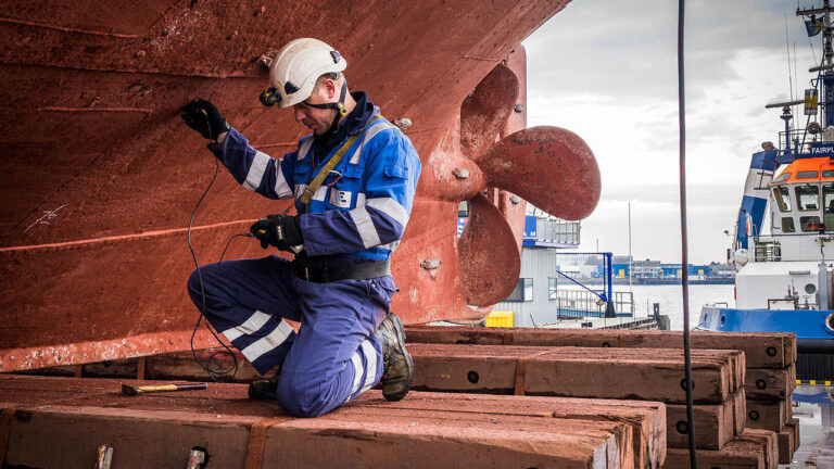 Un operario inspecciona el casco de un buque.