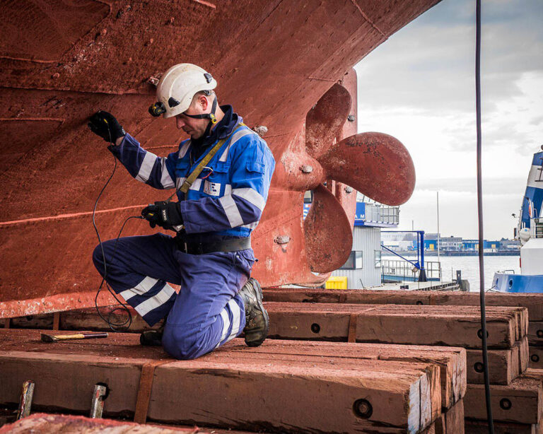 Un operario inspecciona el casco de un buque.
