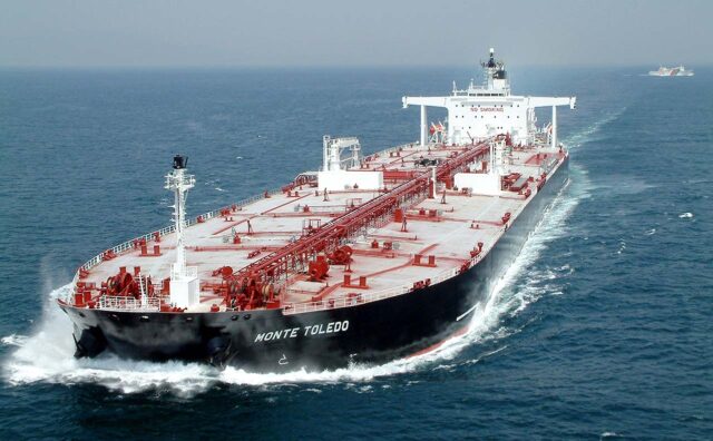 Un petrolero navega por el estrecho de Gibraltar.