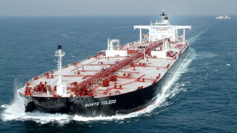 Un petrolero navega por el estrecho de Gibraltar.