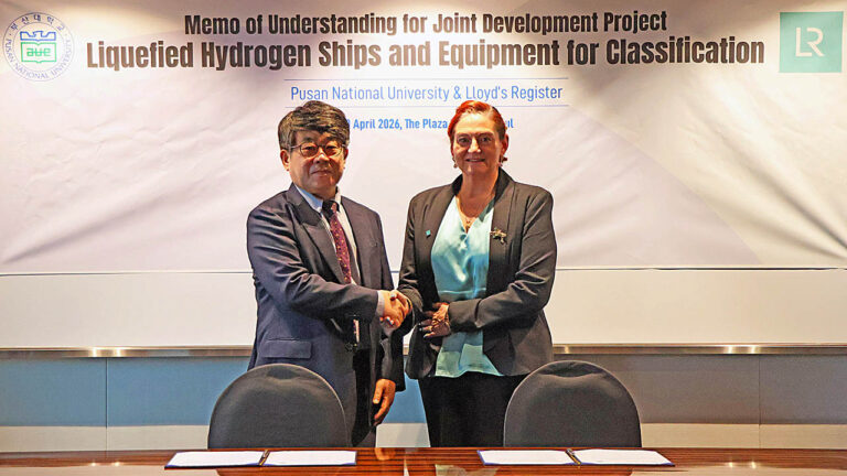 El rector de la PNU, Jae-Won Choi, y Claudene Sharp Patel, directora técnica global de LR.