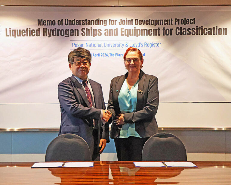 El rector de la PNU, Jae-Won Choi, y Claudene Sharp Patel, directora técnica global de LR.