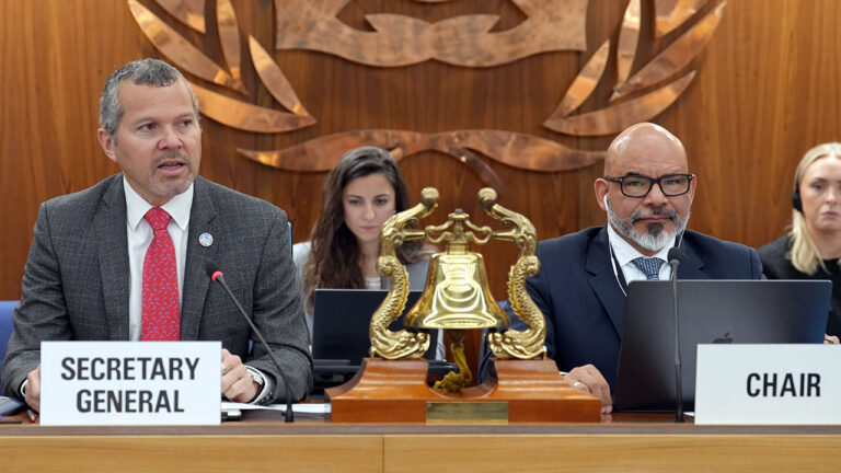 El secretario general de la OMI, Arsenio Domínguez y el presidente del Comité Jurídico, Diego Ramírez, durante la 113ª sesión.