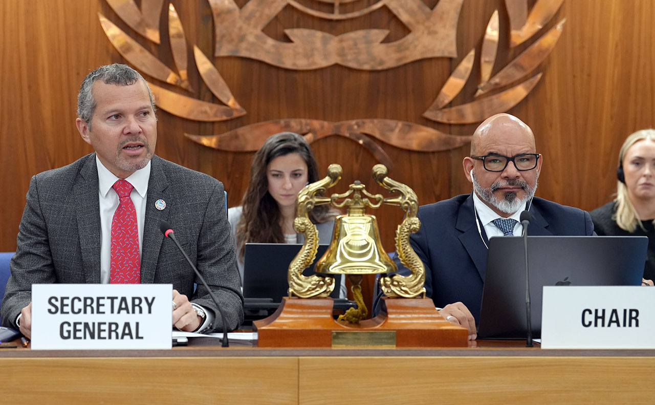 El secretario general de la OMI, Arsenio Domínguez y el presidente del Comité Jurídico, Diego Ramírez, durante la 113ª sesión.