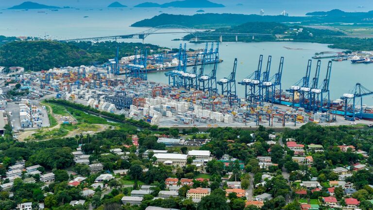 Terminal de contenedores del puerto de Balboa en la orilla pacífica del canal de Panamá.