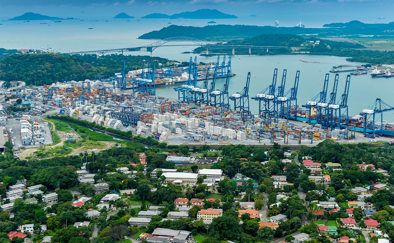panama-canal-puerto-balboa Terminal de contenedores del puerto de Balboa en la orilla pacífica del canal de Panamá.