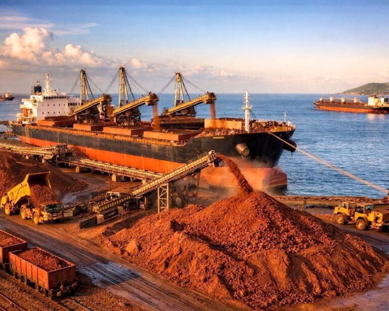 Un buque carga bauxita en un puerto de Guinea.
