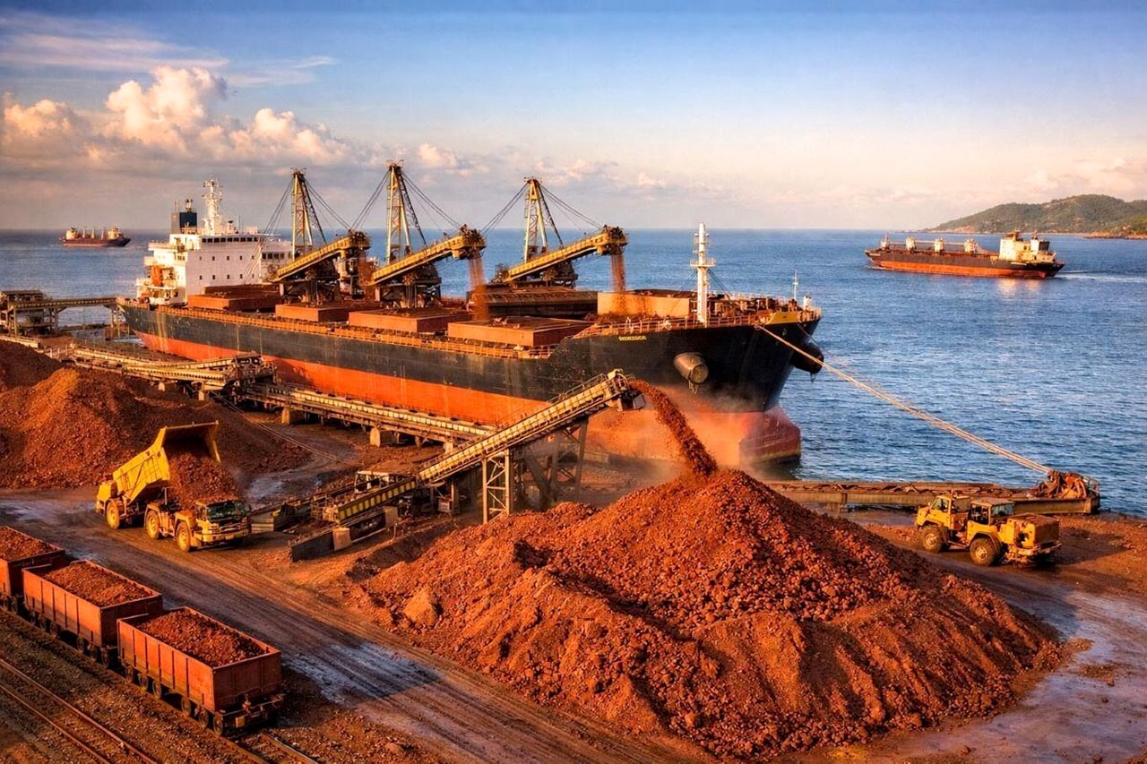 Un buque carga bauxita en un puerto de Guinea.