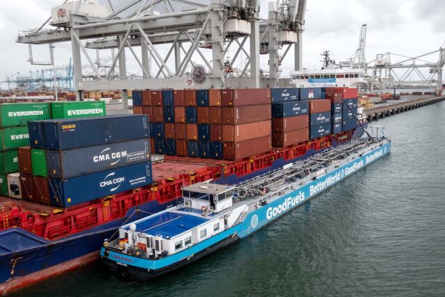 Una barcaza suministra biocombustible a un portacontenedores en el puerto de Róterdam.
