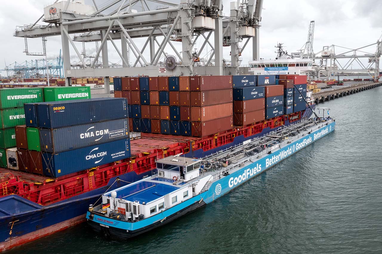 Una barcaza suministra biocombustible a un portacontenedores en el puerto de Róterdam.