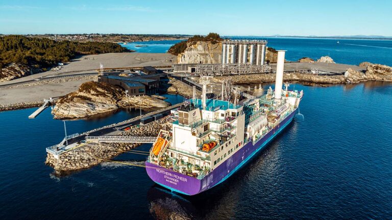 El gasero Northern Pathfinder descarga CO2 licuado en las instalaciones de almacenamiento de Oygarden, en Noruega.