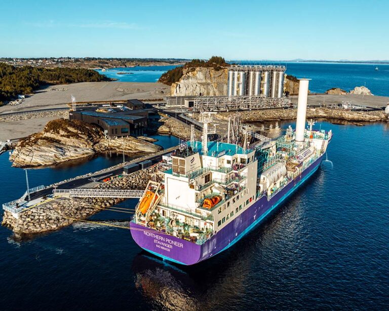 El gasero Northern Pathfinder descarga CO2 licuado en las instalaciones de almacenamiento de Oygarden, en Noruega.
