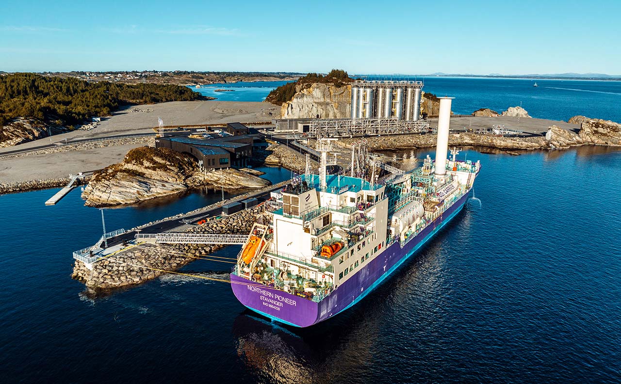 El gasero Northern Pathfinder descarga CO2 licuado en las instalaciones de almacenamiento de Oygarden, en Noruega.
