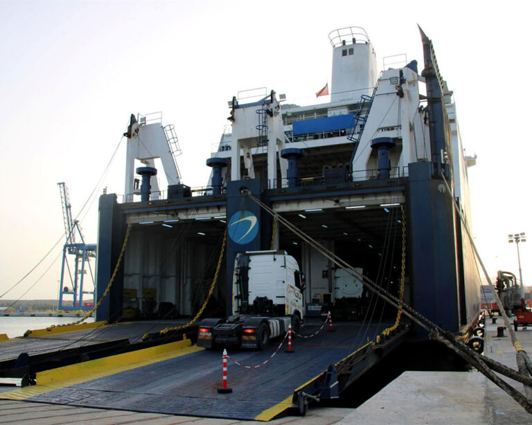 Un ferry embarca camiones en el puerto de Alicante con destino al norte de Africa.