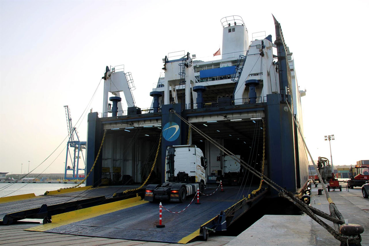Un ferry embarca camiones en el puerto de Alicante con destino al norte de Africa.