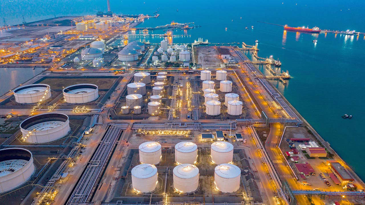 Tanques de almacenamiento de crudo y productos en una terminal petrolera.