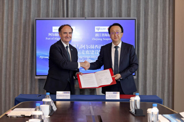 El presidente de la Autoridad Portuaria de la Bahía de Algeciras, Gerardo Landaluce, y el presidente de Ningbo Zhoushan Port, Tao Chegbo, en la firma del acuerdo.