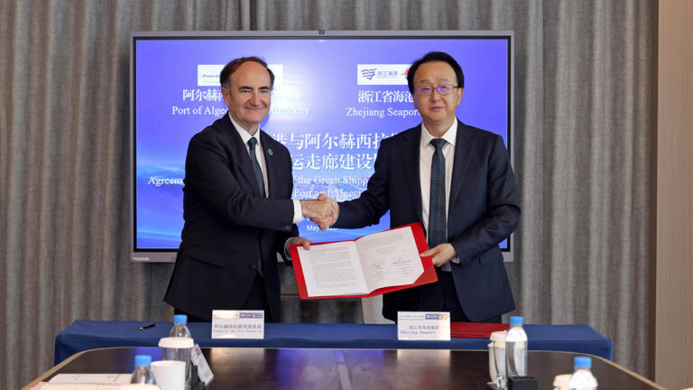 El presidente de la Autoridad Portuaria de la Bahía de Algeciras, Gerardo Landaluce, y el presidente de Ningbo Zhoushan Port, Tao Chegbo, en la firma del acuerdo.