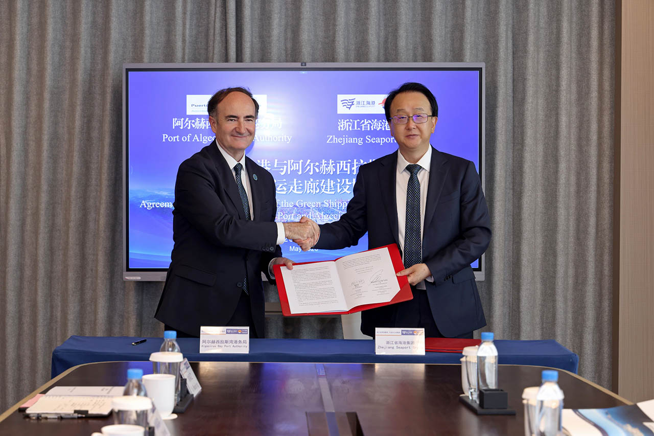 El presidente de la Autoridad Portuaria de la Bahía de Algeciras, Gerardo Landaluce, y el presidente de Ningbo Zhoushan Port, Tao Chegbo, en la firma del acuerdo.