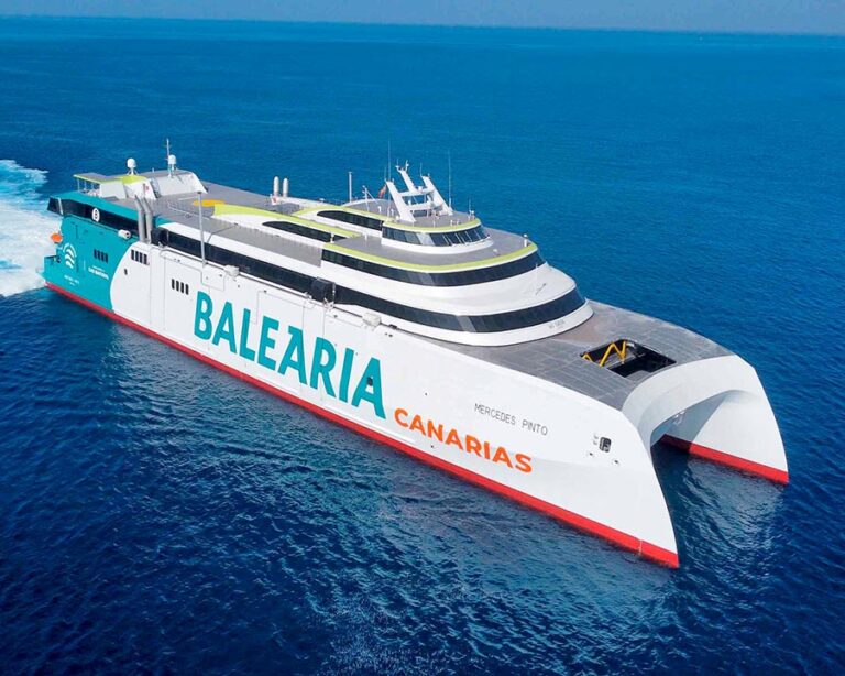 El fast ferry catamarán Mercedes Pinto opera la conexión diaria entre lMorro Jable, en Fuerteventura, Las Palmas de Gran Canaria y Santa Cruz de Tenerife.