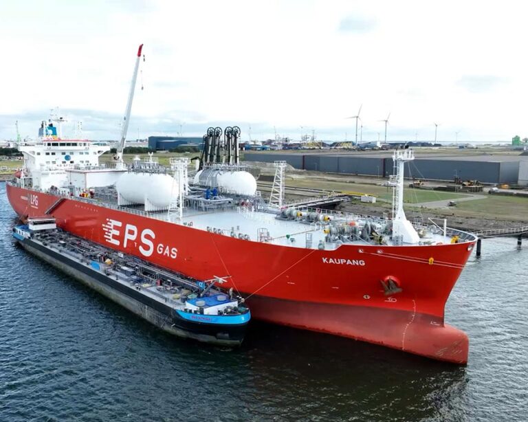 Una barcaza suministra biocombustible a un gasero en el puerto de Singapur.